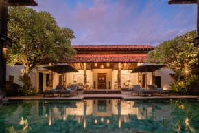 Villa De Suma - Fully staffed luxury villa, walk to the beach!